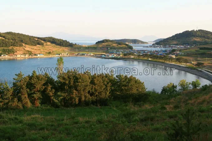 Danyang's Doraksan in Chungbuk: Autumn Colors the Rocky Ridge