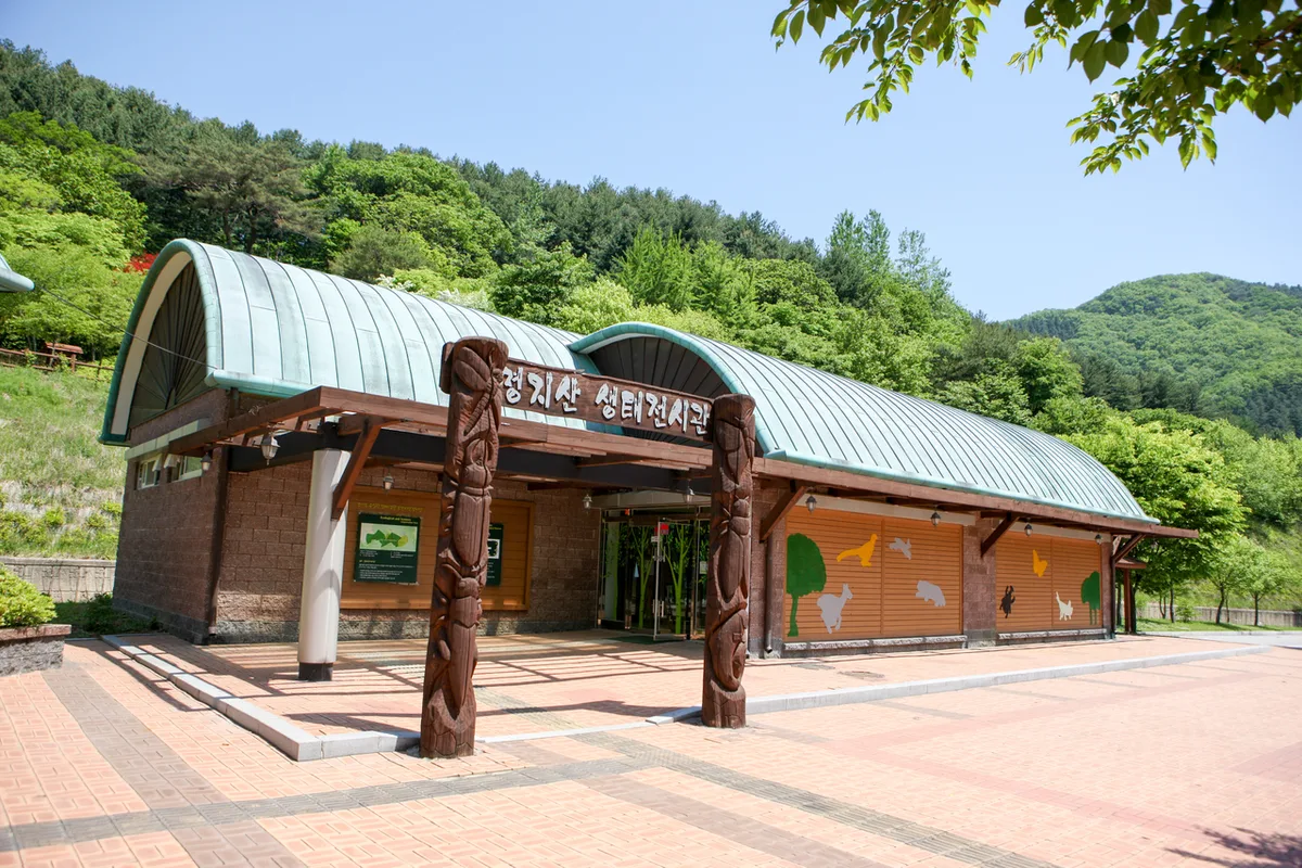 쌍봉 능선과 단풍이 빼어난 가평 명지산