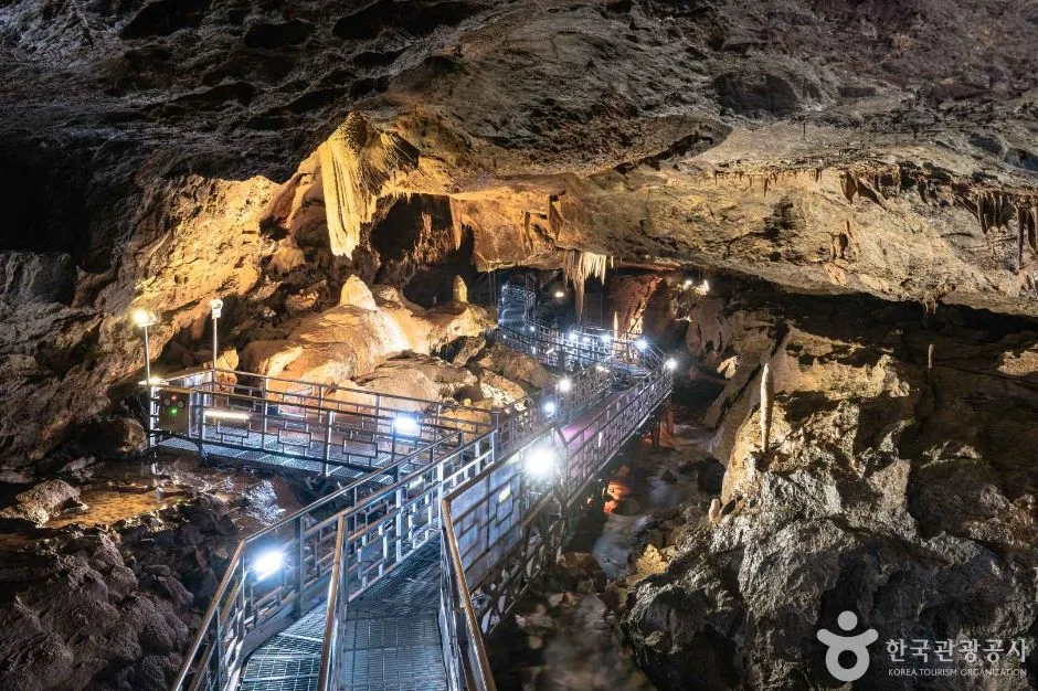 Karstgrat mit der Hwanseon-Höhle im Schoß: der Deokhangsan bei Samcheok
