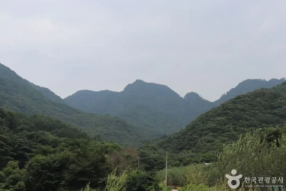 White Granite Peaks Rising Over Huiyangsan, Between Mungyeong and Goesan