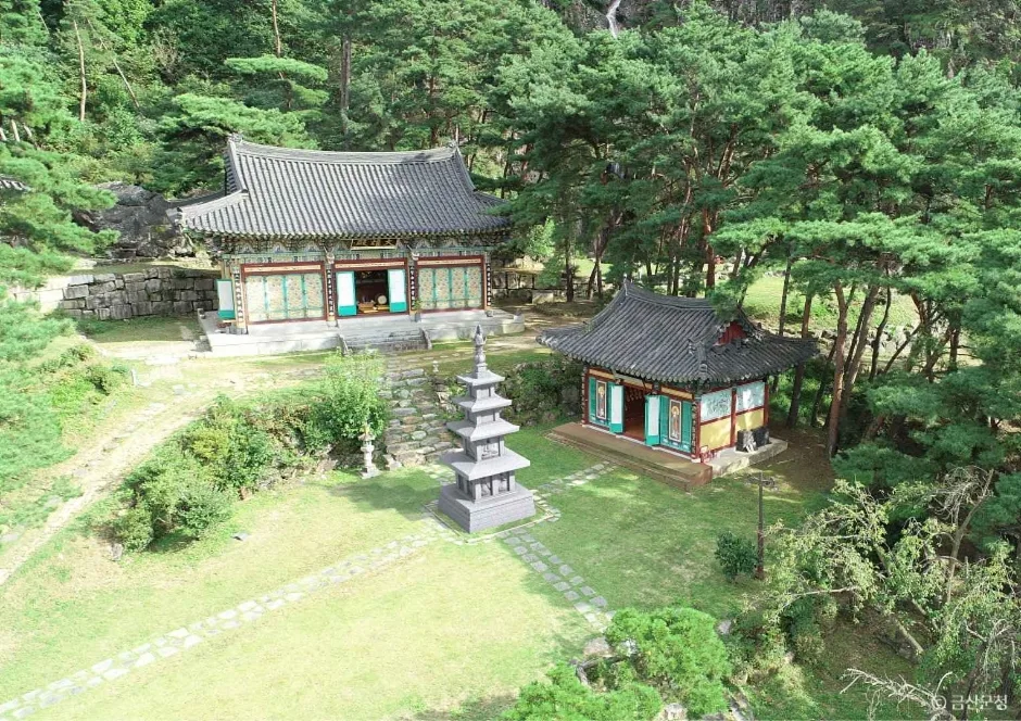 Yongbawi and Seonnyeobawi Rock Ridge, Mt. Seodaesan in Geumsan, Chungnam
