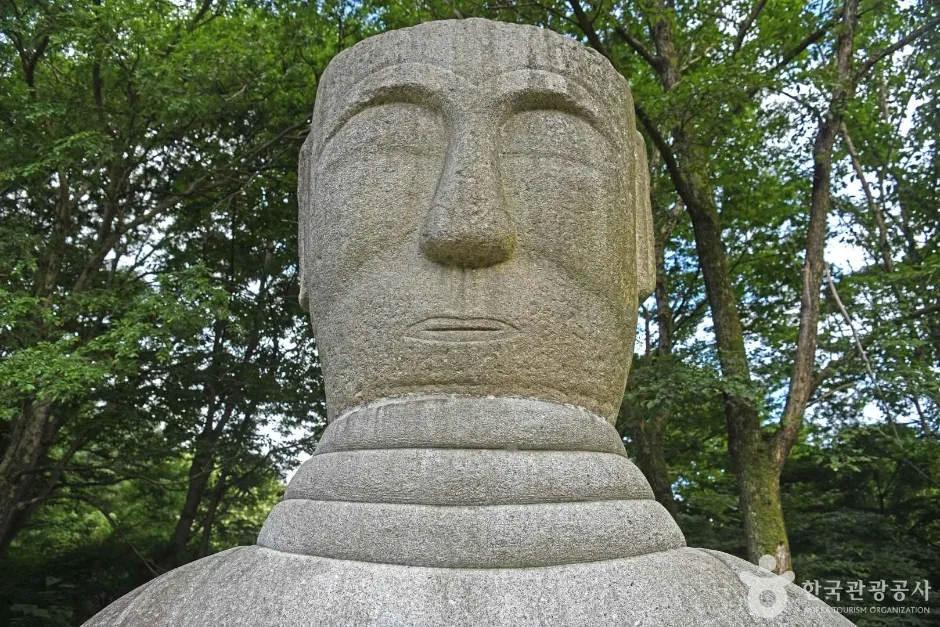 Ropes up the Bubong rock ridge — Juheulsan, the mountain that cradles Mungyeong Saejae